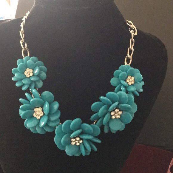 Flower Necklace with Fingerless Gloves - Picture 3 of 8